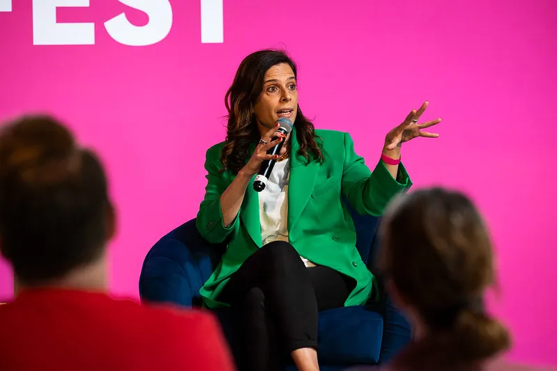 Francesca Bria beim Panel „Governing AI and Data democratically putting it at the service of People and the Planet“ (Foto bei Florian Reimann)